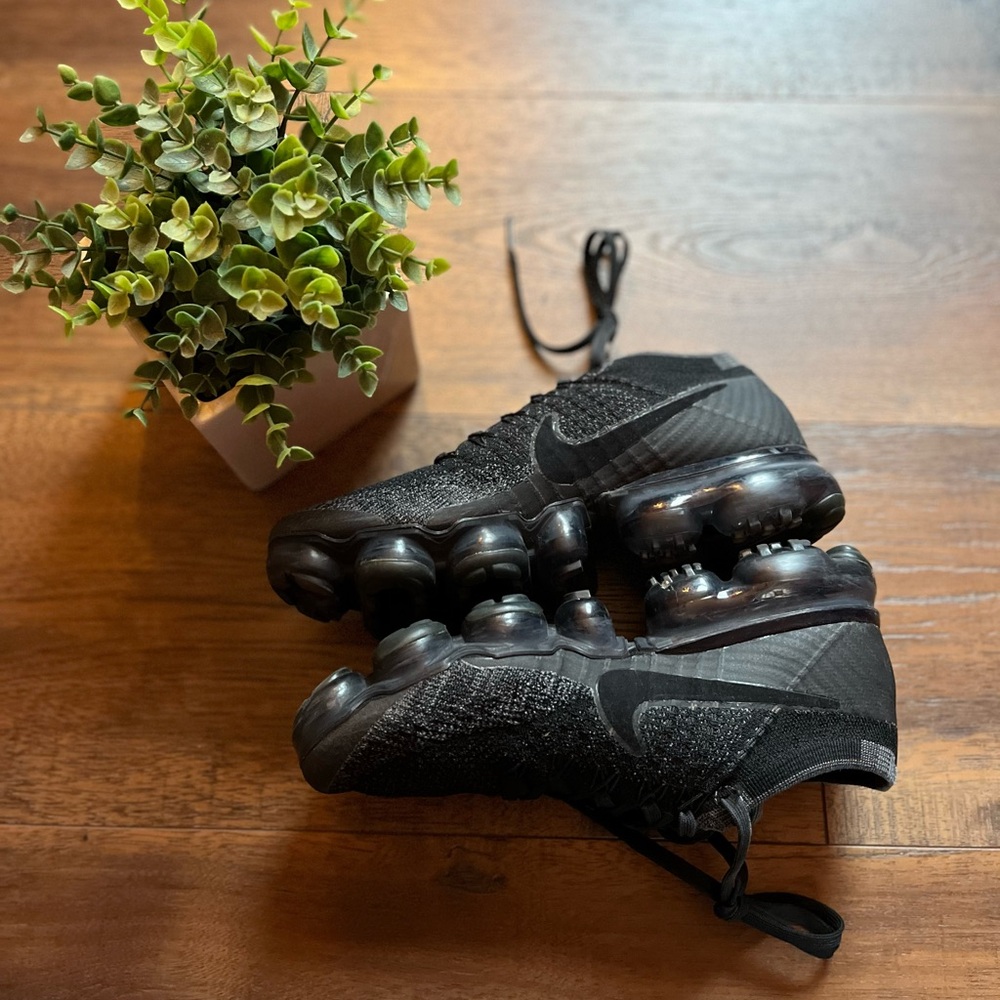 Women’s Nike Vapormax Triple Black 2.0 Sneakers - size 6.5